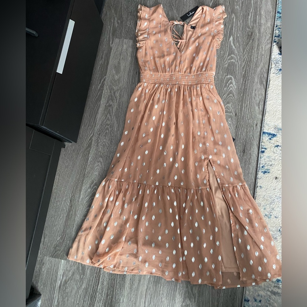 Lulu’s midi dress. Size medium, never worn. Mauve and silver color.